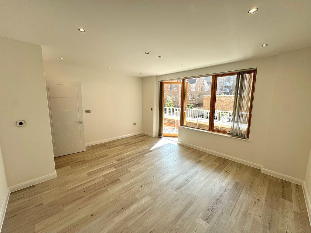 Flat Fielders Crescent in Greater London