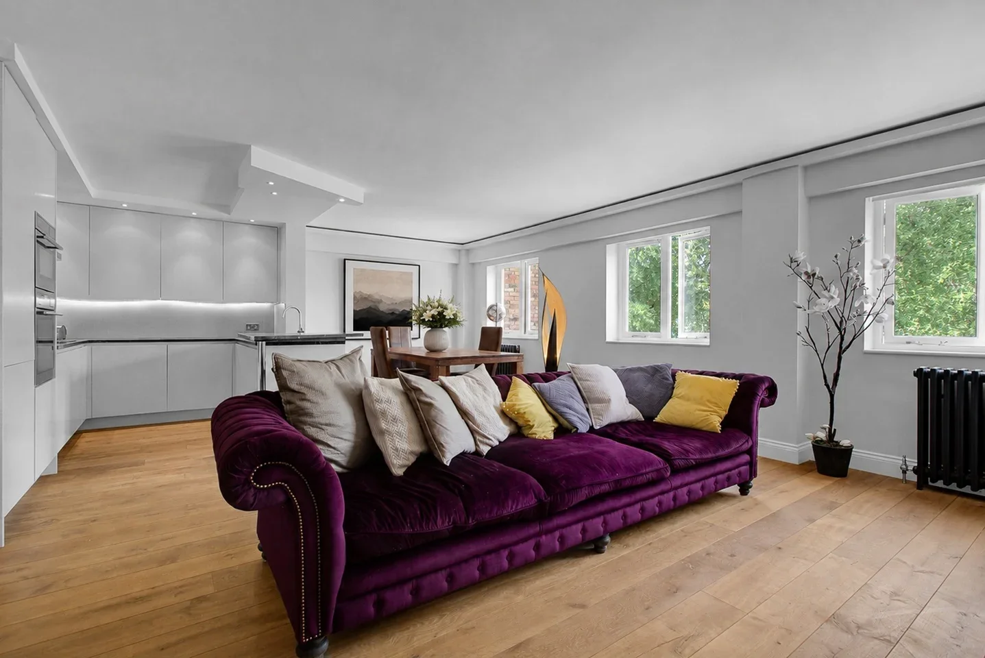 Flat Mews Street in Greater London