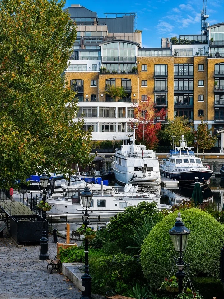 Flat Mews Street in Greater London