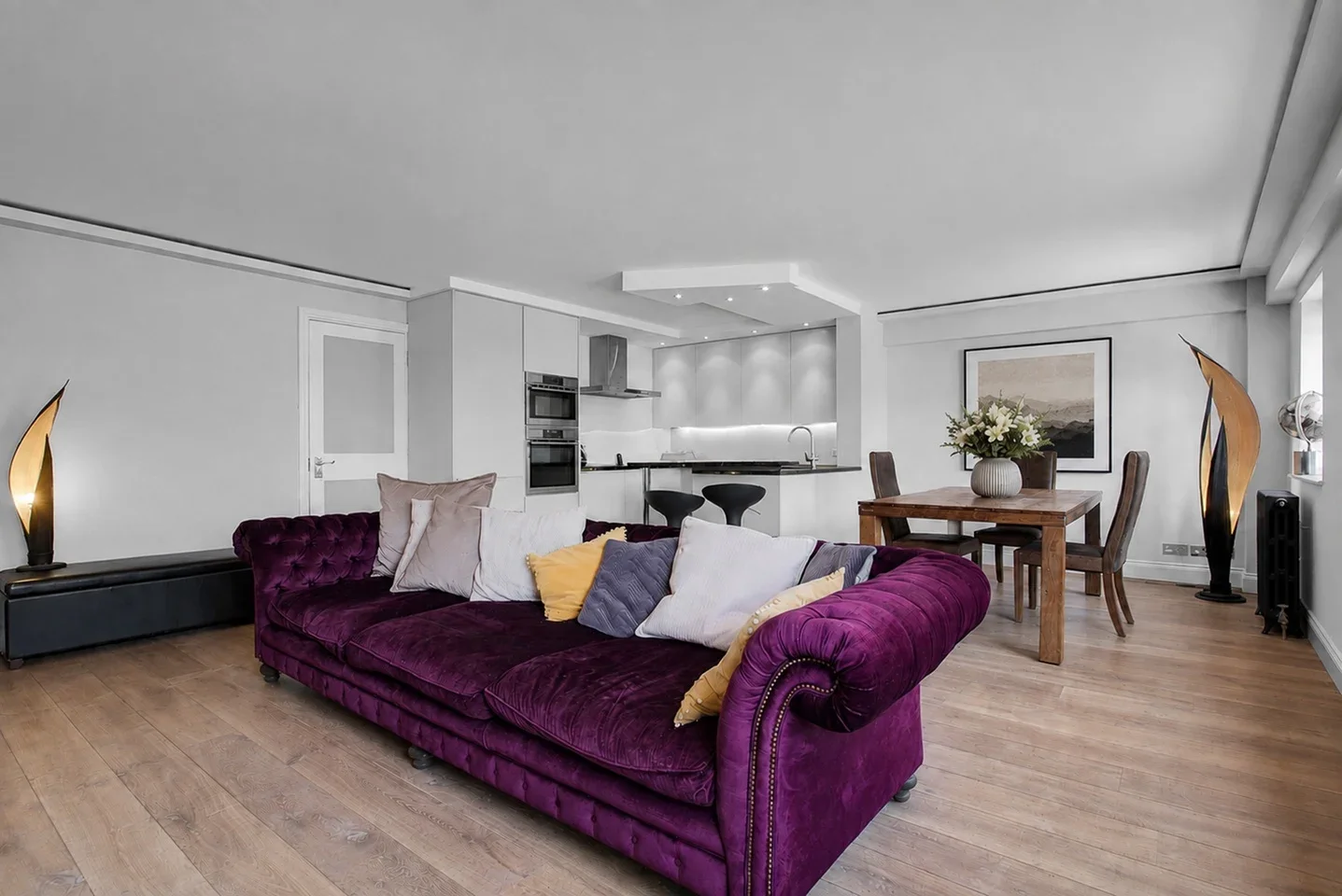 Flat Mews Street in Greater London