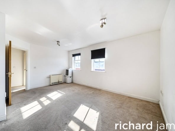 Flat Dunvant Road in Blunsdon St Andrew