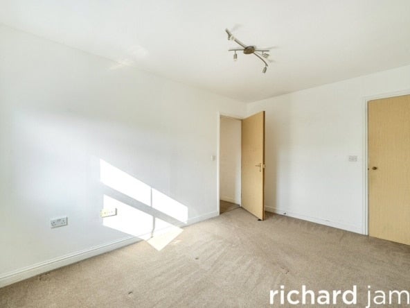 Flat Dunvant Road in Blunsdon St Andrew