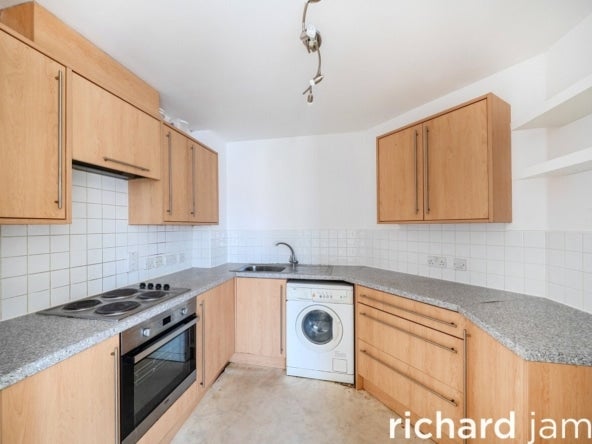 Flat Dunvant Road in Blunsdon St Andrew