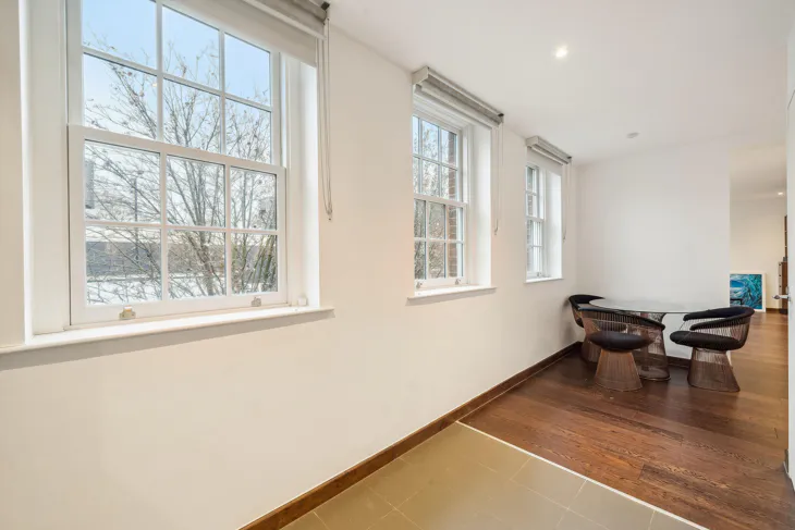 Flat Sovereign Close in Greater London