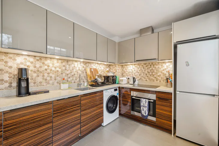 Flat Sovereign Close in Greater London