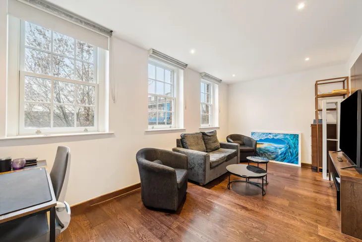 Flat Sovereign Close in Greater London