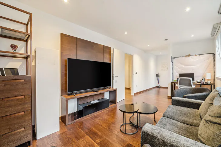 Flat Sovereign Close in Greater London