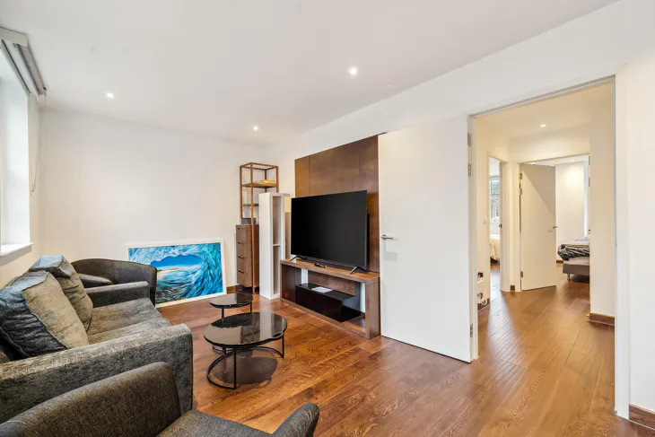 Flat Sovereign Close in Greater London