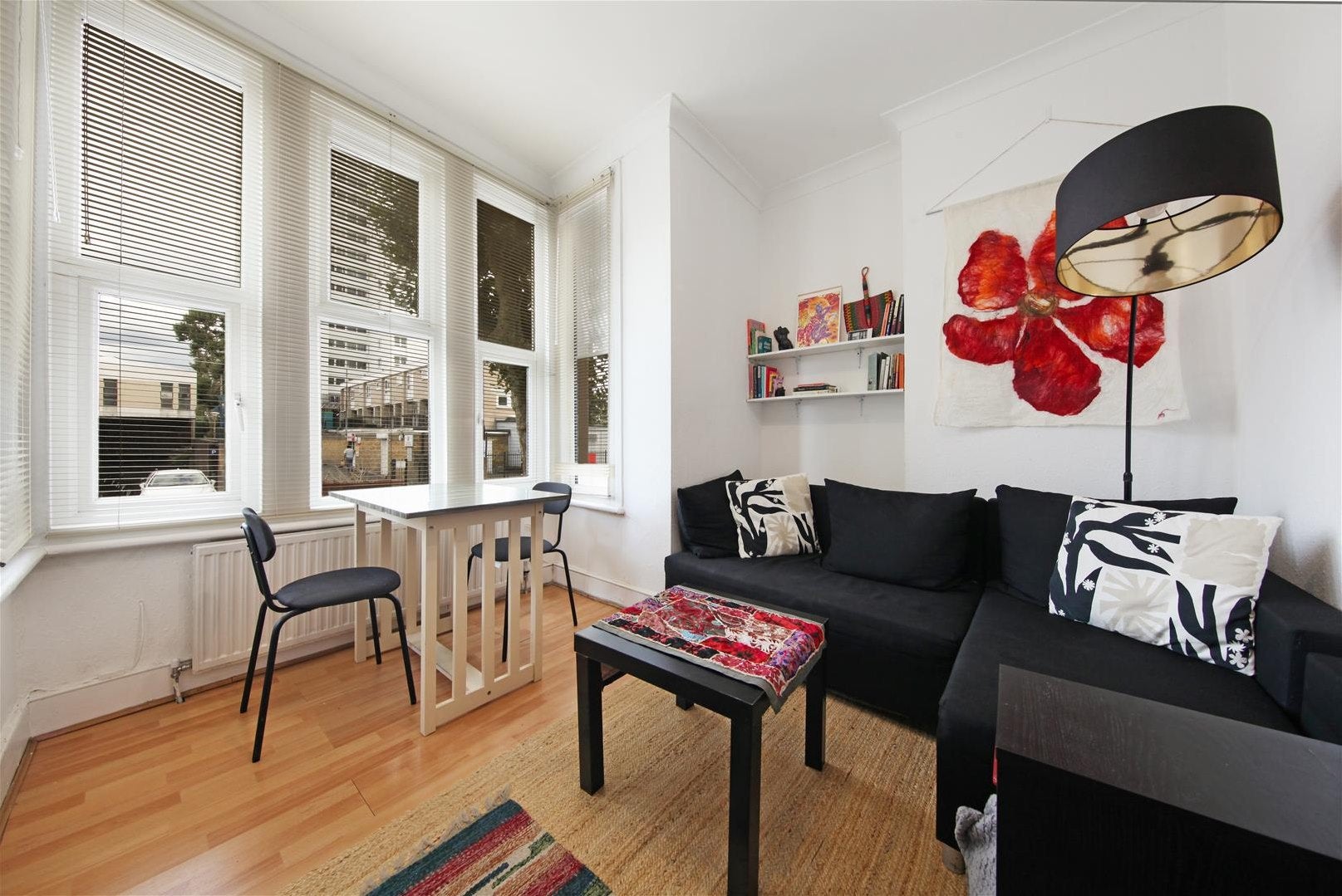 Flat Victoria Road in Greater London