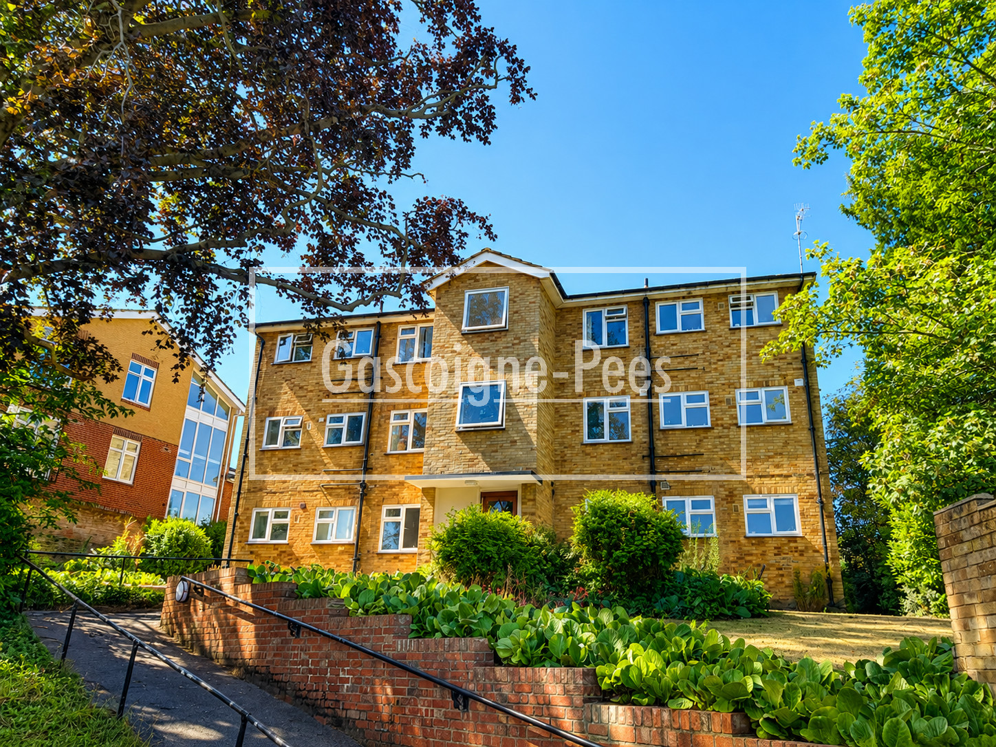 Flat Station Approach in Guildford