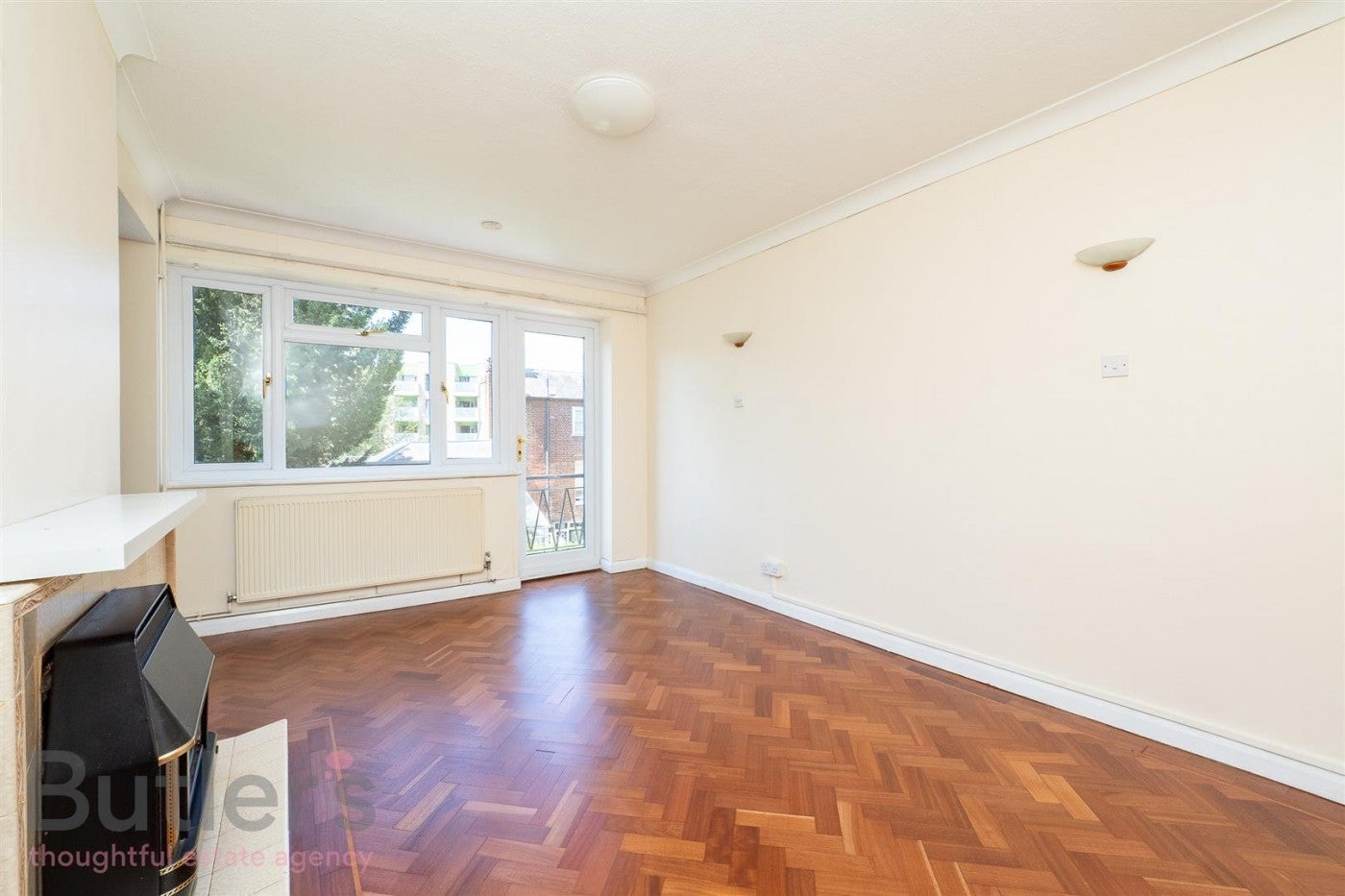 Flat Basildon Close in Greater London