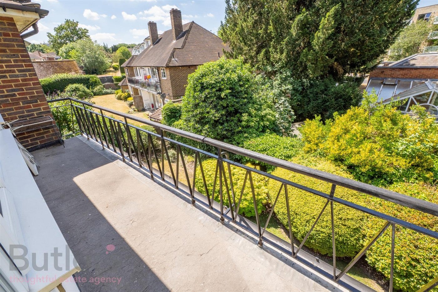 Flat Basildon Close in Greater London
