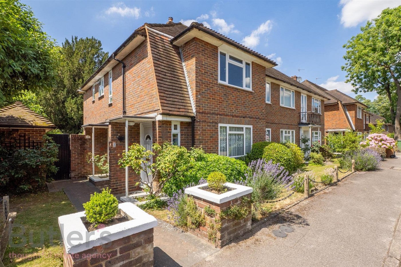 Flat Basildon Close in Greater London