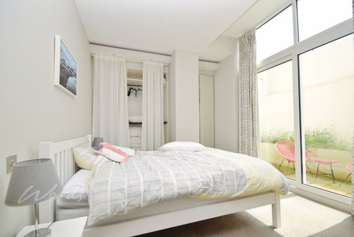 Flat Marine Parade in Folkestone and Hythe District