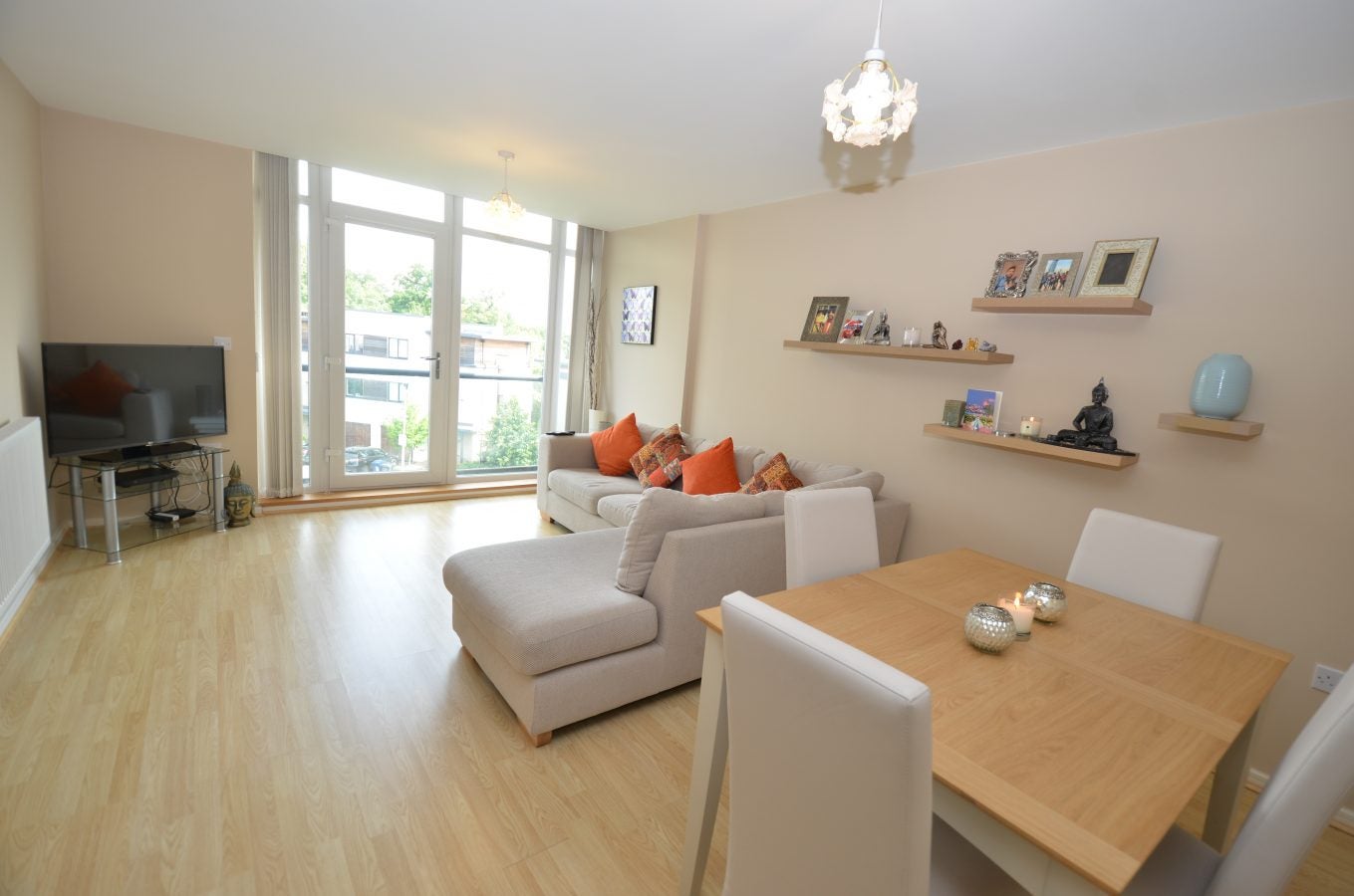 Flat Peacock Close in Greater London