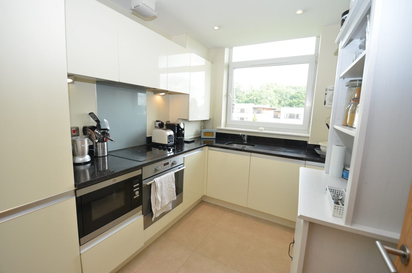 Flat Peacock Close in Greater London