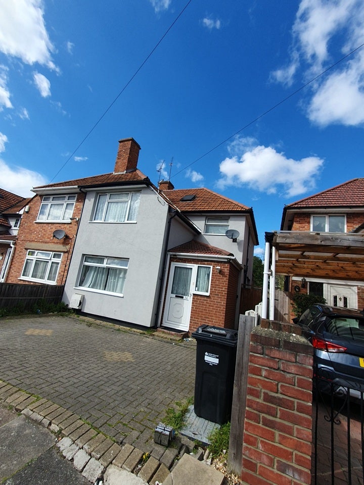 House Wellington Avenue in Greater London