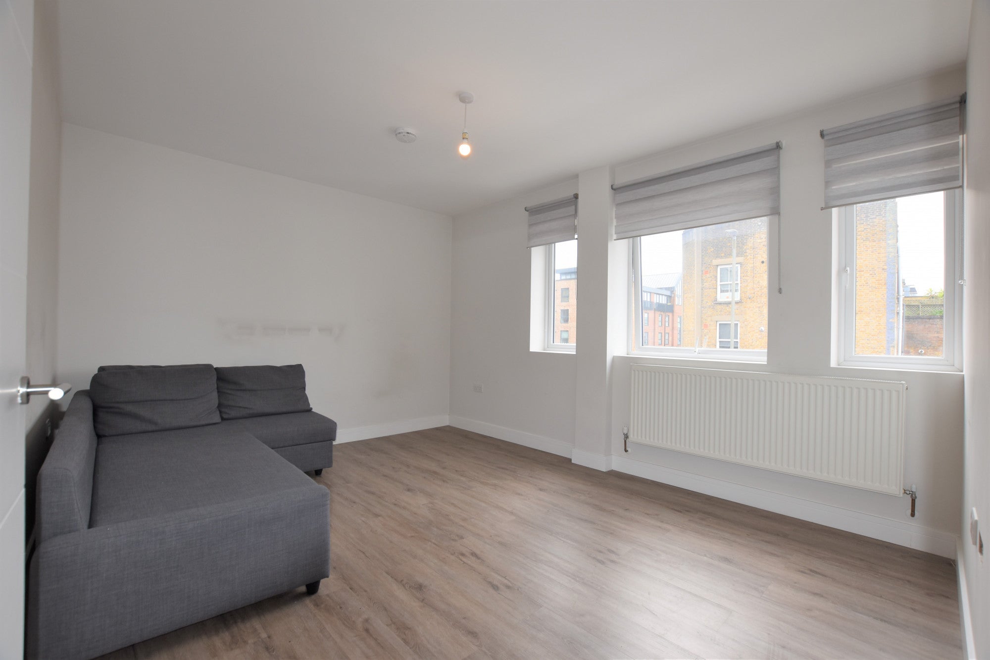 Flat Tooting High Street in Greater London