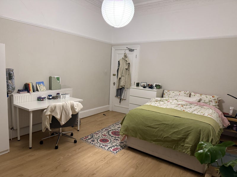 Room Barrington Drive in Glasgow
