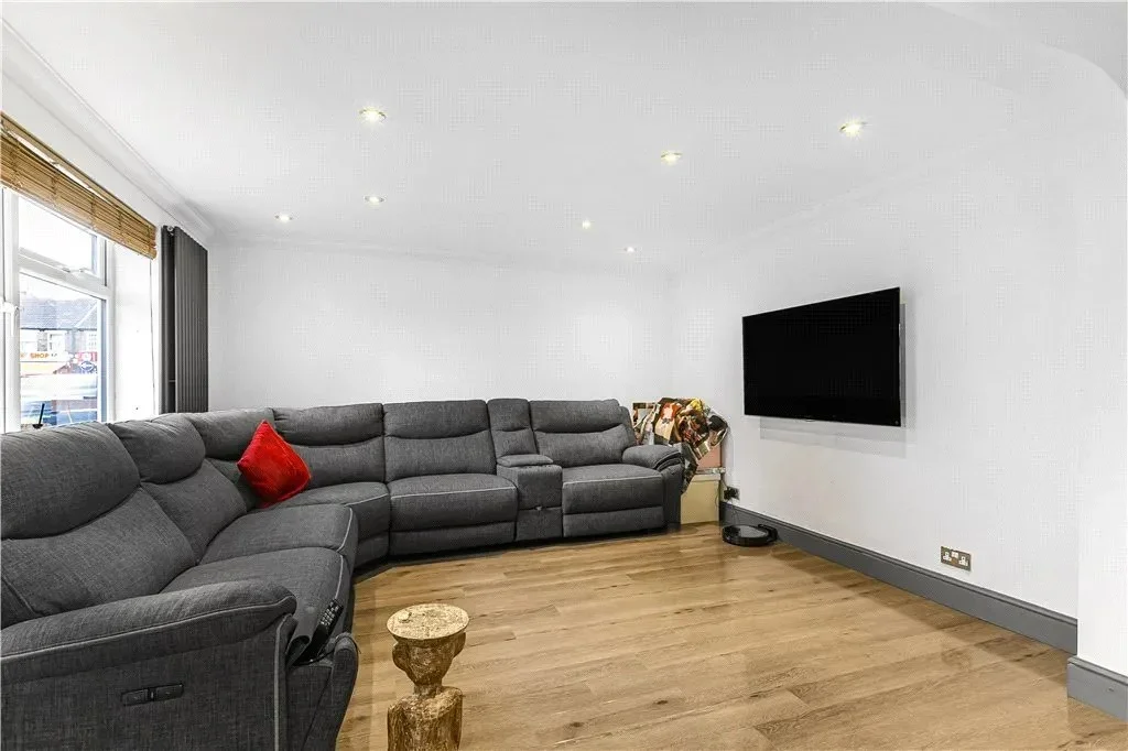 House Cranford Lane in Greater London