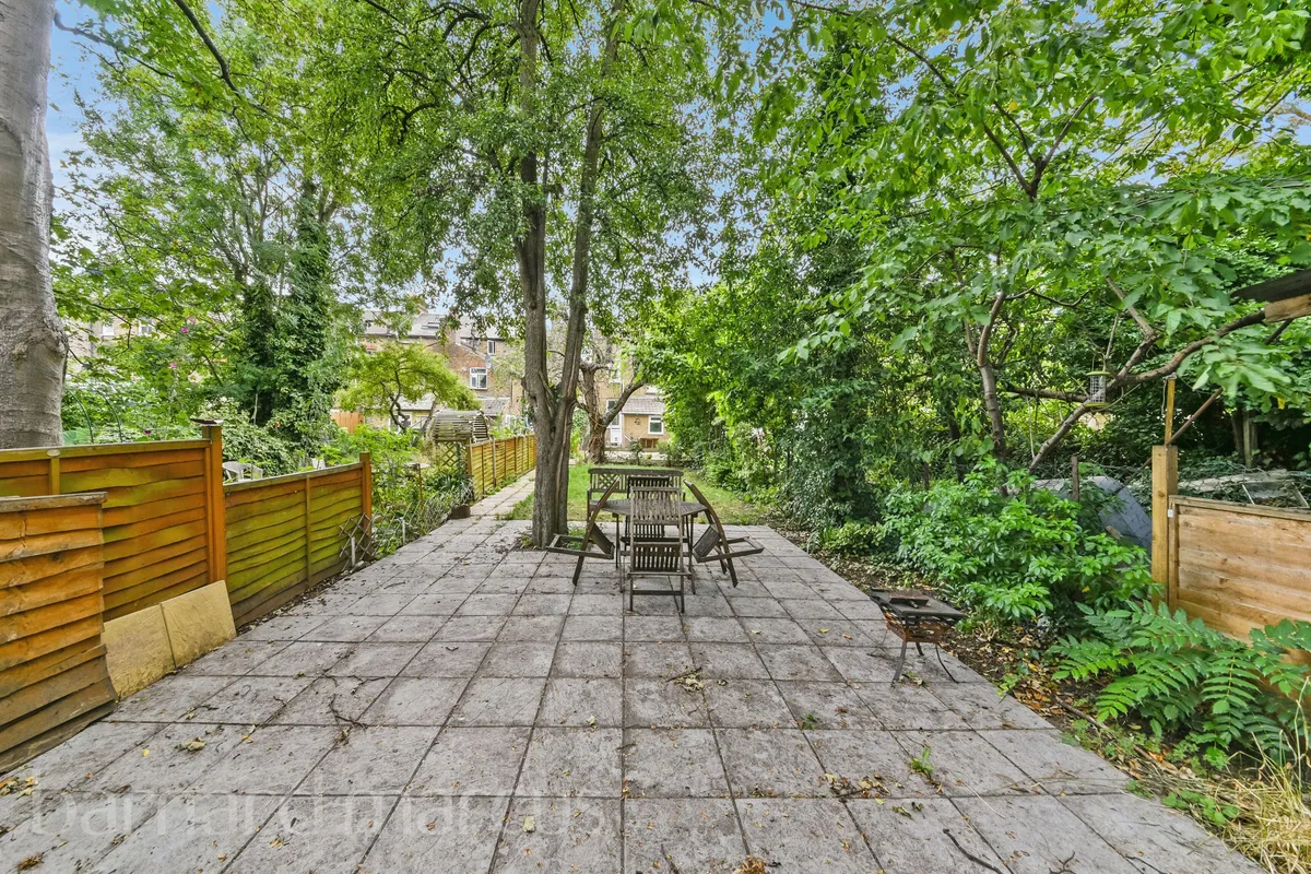Flat Grove Park Road in Greater London