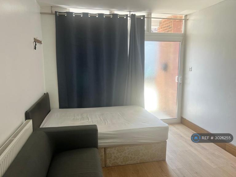 Flat Culverhouse Road in Luton