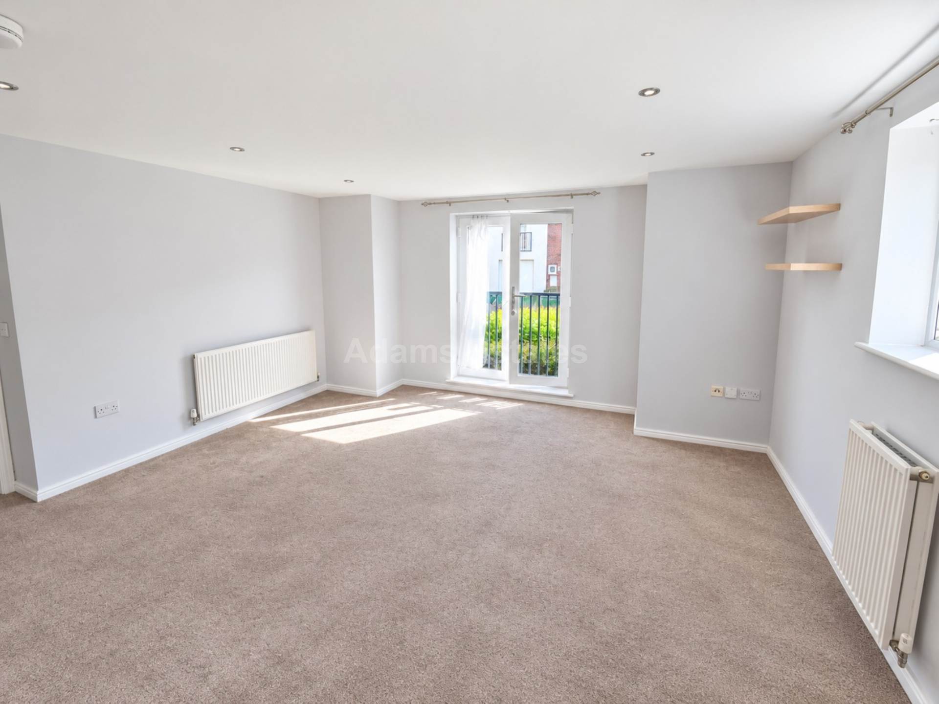Flat Regis Park Road in Reading