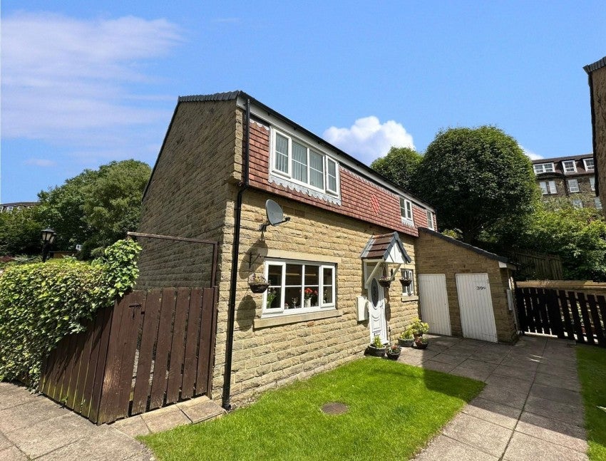 Flat Byron Mews in Bradford