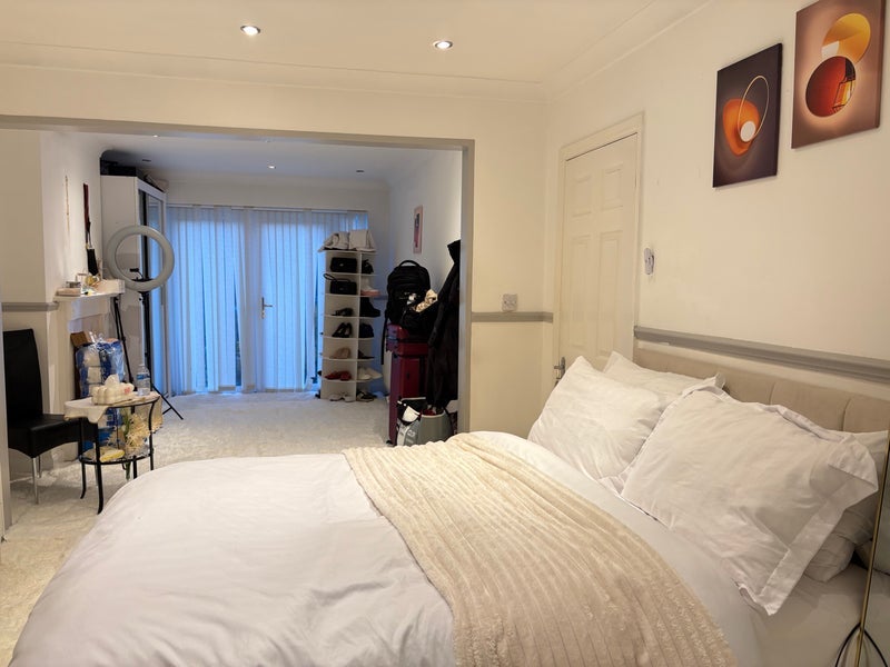 Room Fairgreen Road in Greater London