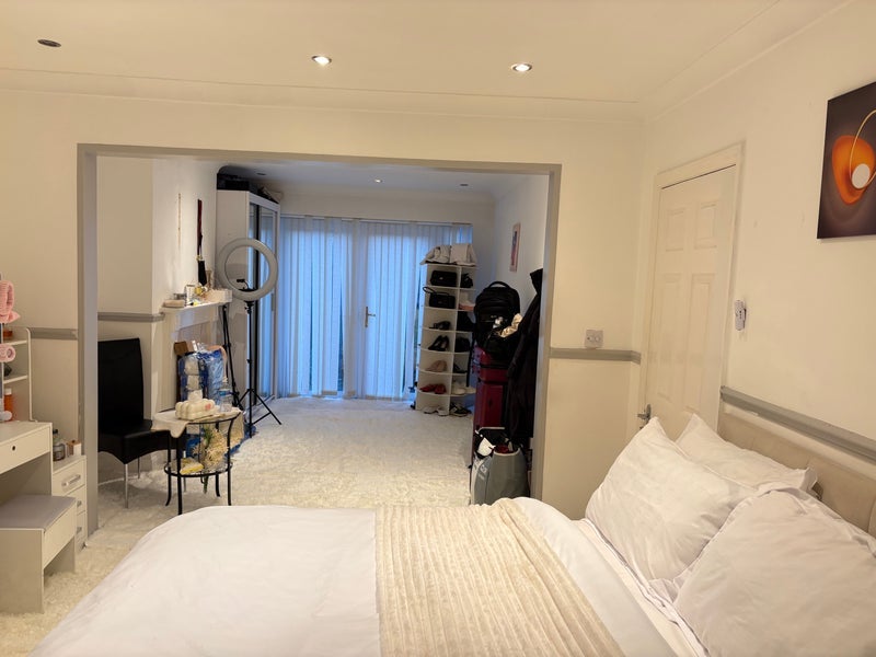 Room Fairgreen Road in Greater London