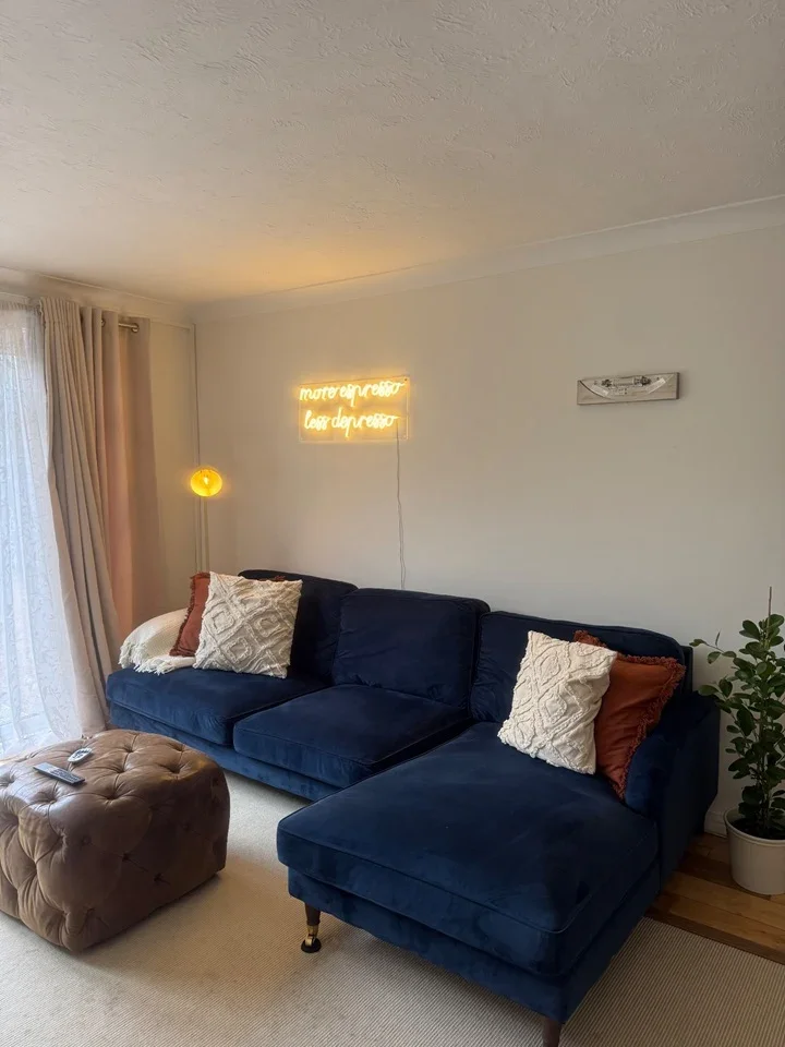 Room Harvey Road in Guildford