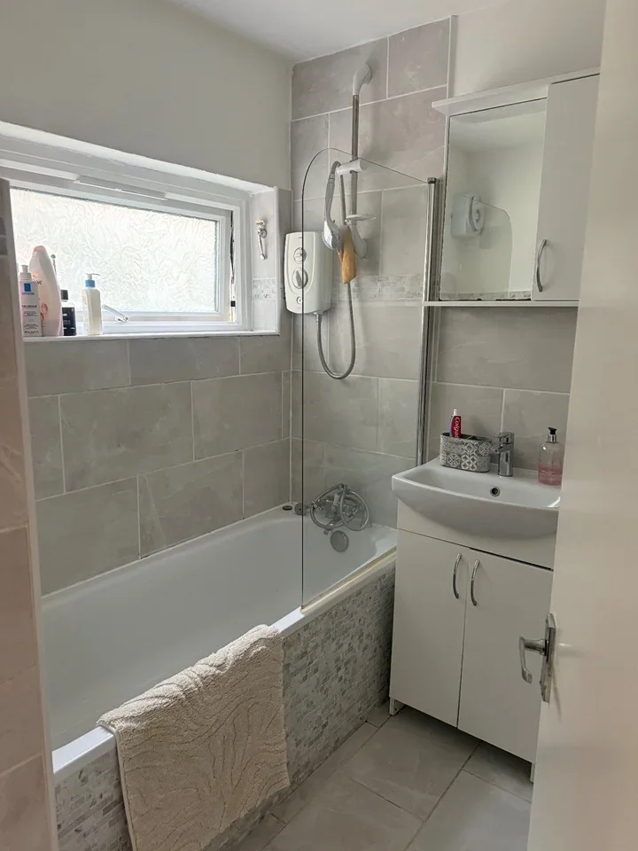 Room Harvey Road in Guildford