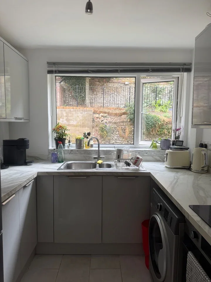 Room Harvey Road in Guildford