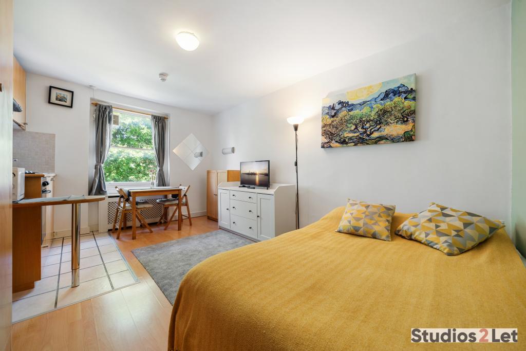 Flat Penywern Road in Greater London