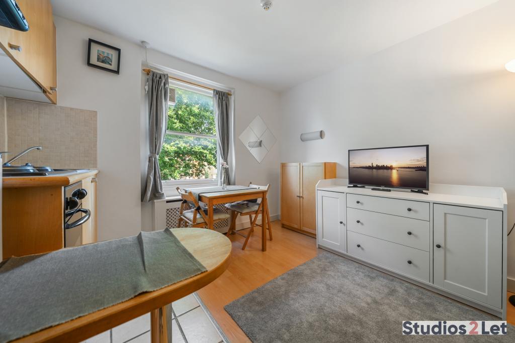 Flat Penywern Road in Greater London