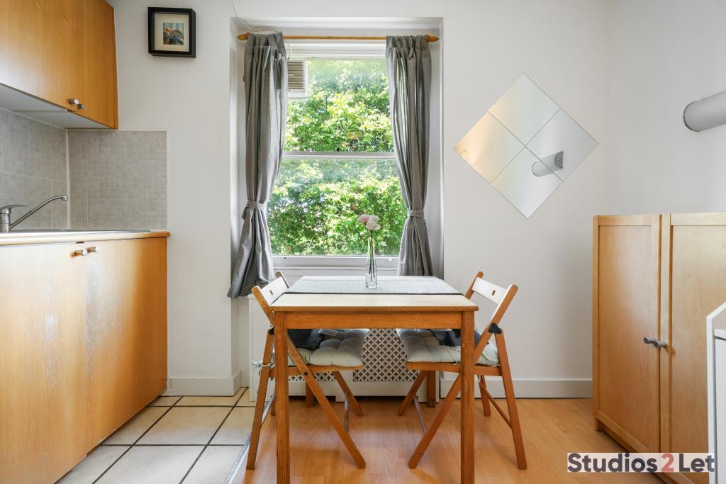 Flat Penywern Road in Greater London