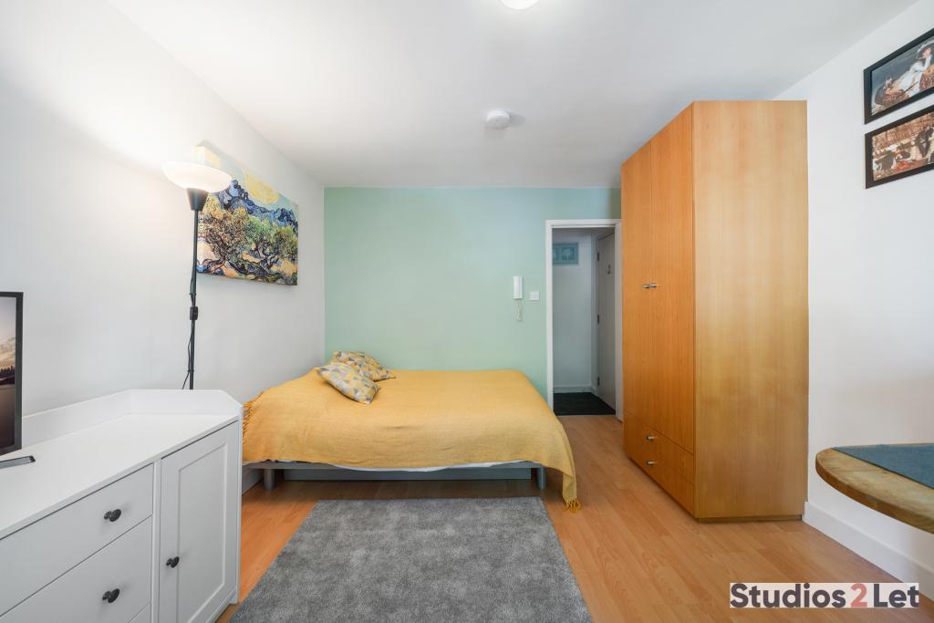 Flat Penywern Road in Greater London