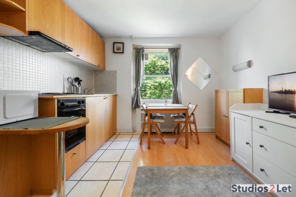 Flat Penywern Road in Greater London