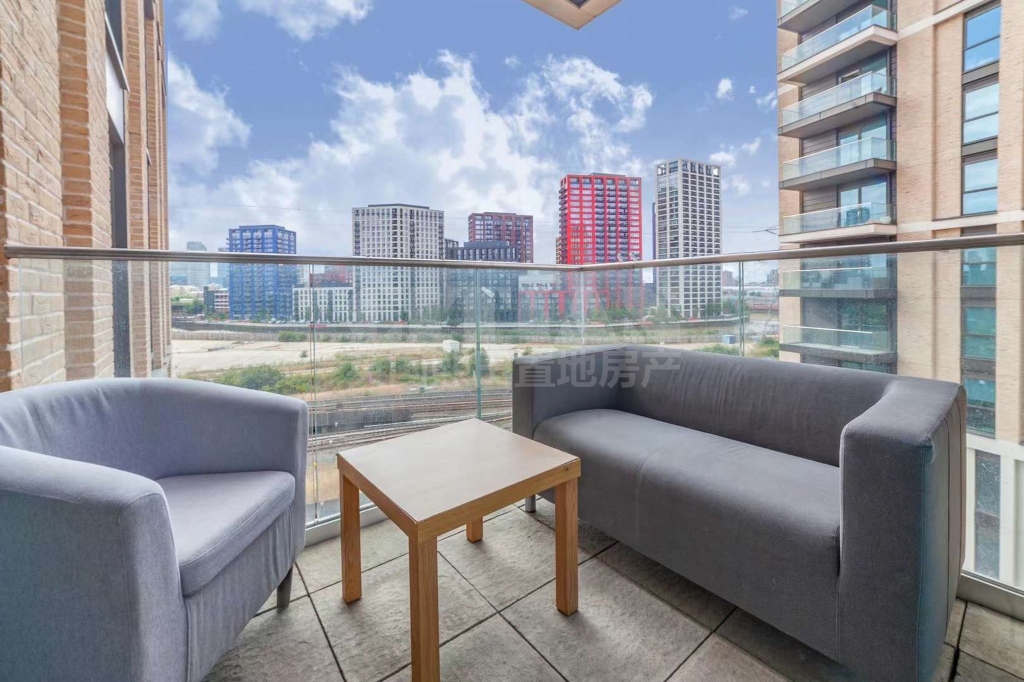 Flat Heartwell Avenue in Greater London
