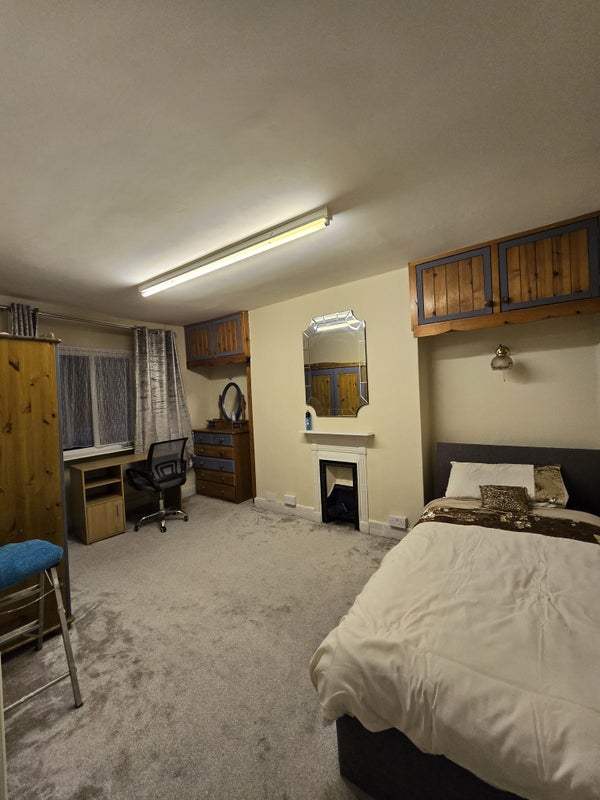 Room Ashley Road in Bristol