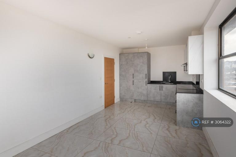 Flat Farnsby Street in Swindon