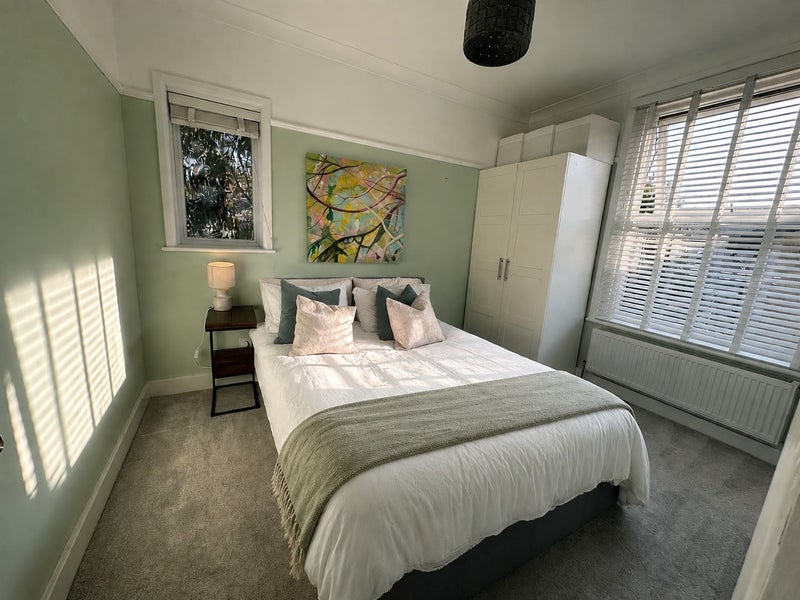 Room Ashley Road in Poole