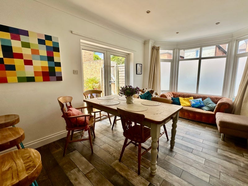 Room Ashley Road in Poole