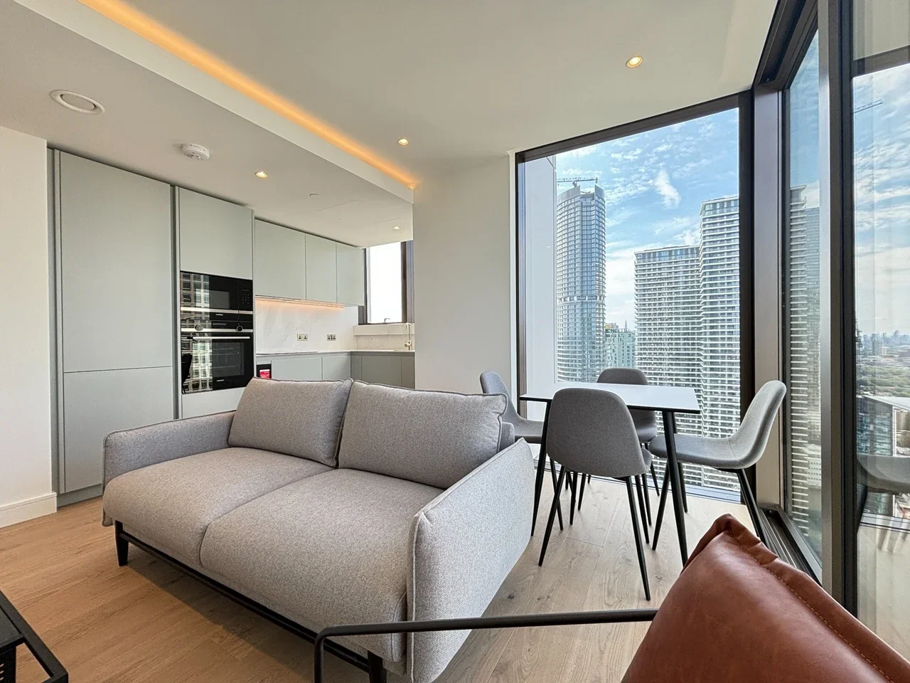 Flat South Quay Square in Greater London