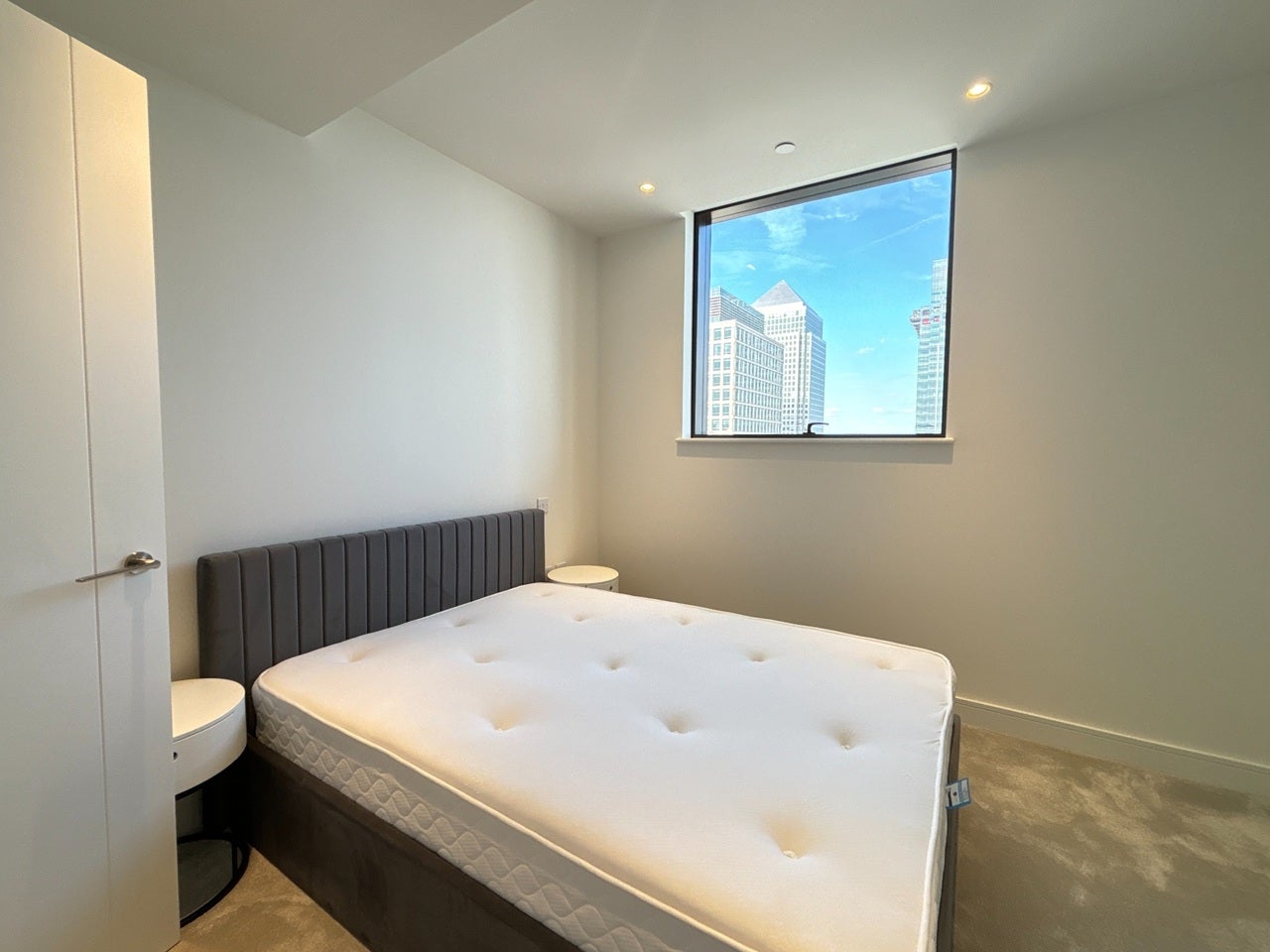 Flat South Quay Square in Greater London