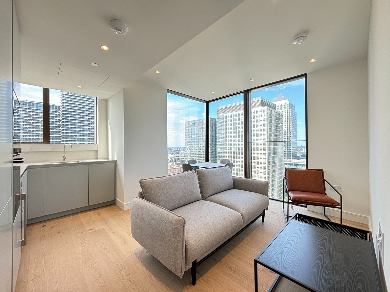 Flat South Quay Square in Greater London