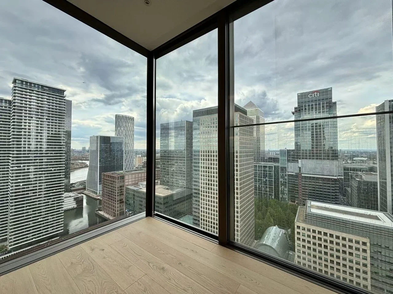 Flat South Quay Square in Greater London