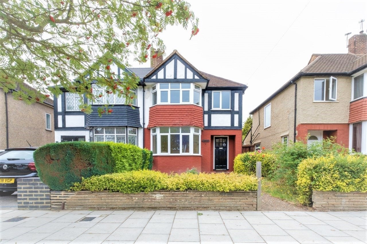 House Westdean Avenue in Greater London