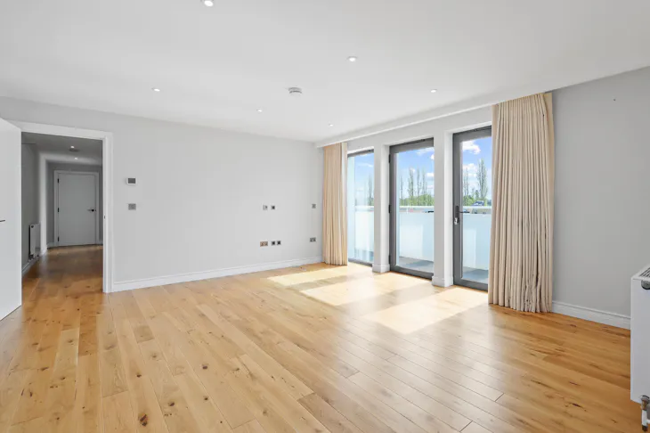 Flat Littleworth Road in Elmbridge