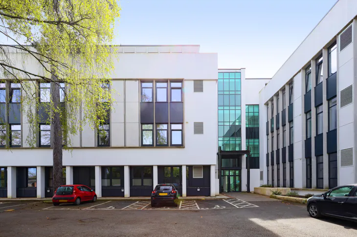 Flat Littleworth Road in Elmbridge